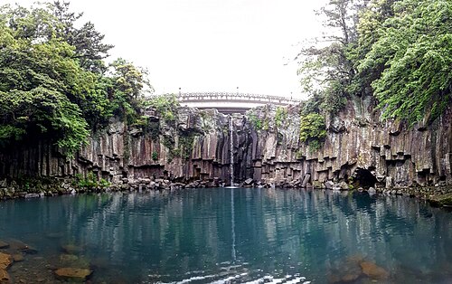 Cheonjeyeon Waterfall (Seonimgyo Bridge)